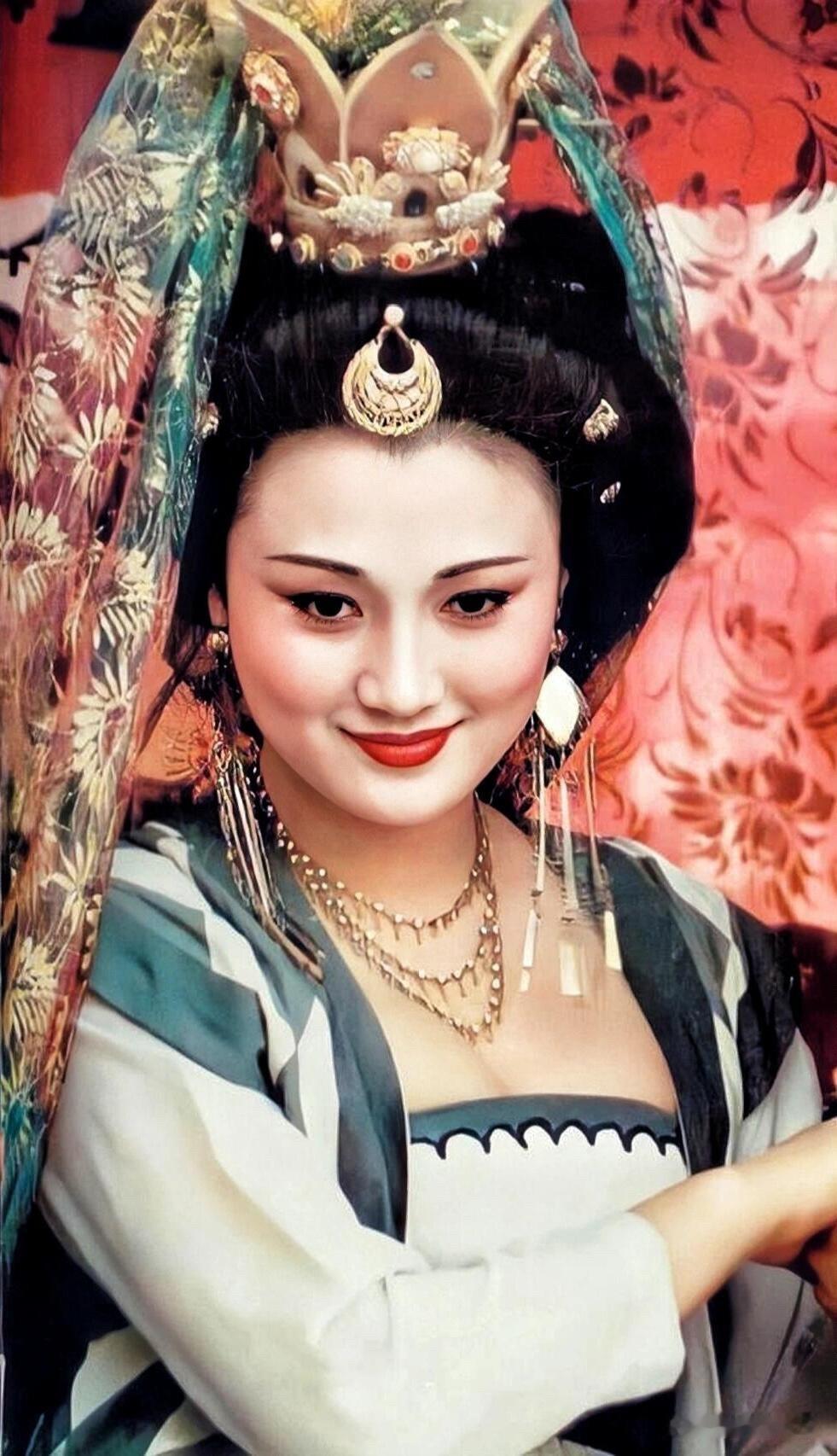 提起杨贵妃，绕不开1993年林芳兵的经典演绎。
容貌身段皆是天生丽质，当年的妆造