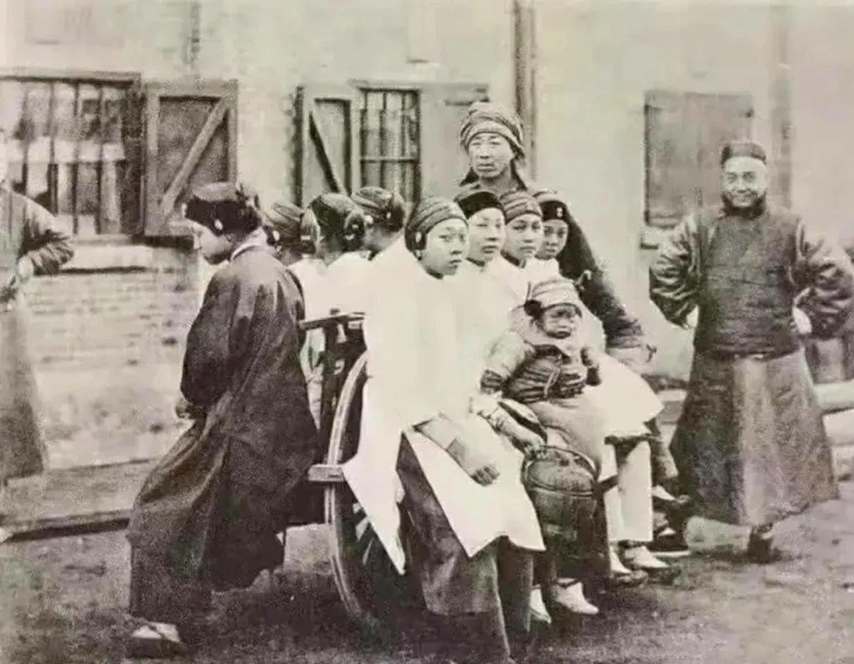 【带八个老婆逛街】这是一张清末的照片，是一个男人带着自己的八个老婆逛街。

养尊