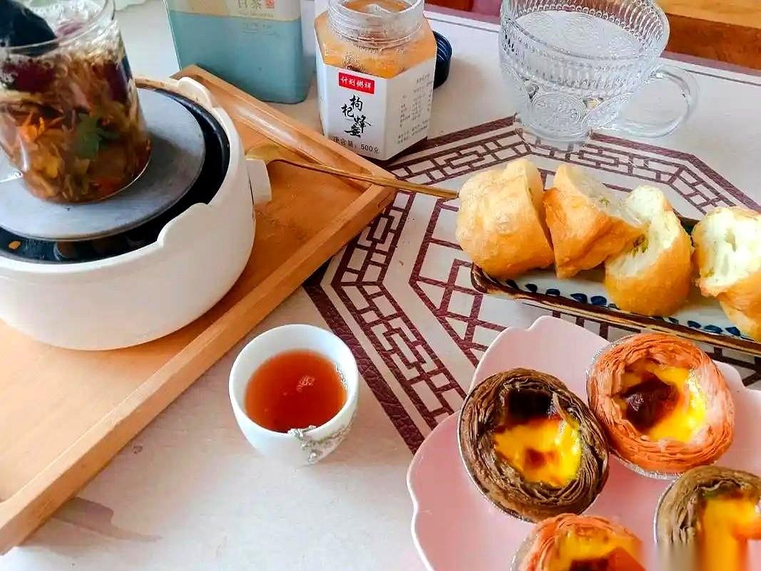 很多人把饮料戒了，饭桌上就剩一杯茶，觉得这下总算进了血糖的“安全区”。
但恰恰是