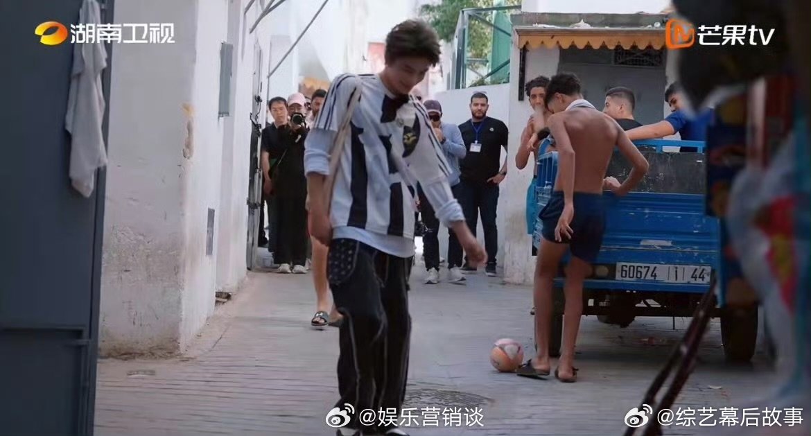为丁禹兮给摩洛哥男孩反手比赞  狠狠心动，小丁真的是细节里都藏着温柔，中餐厅  