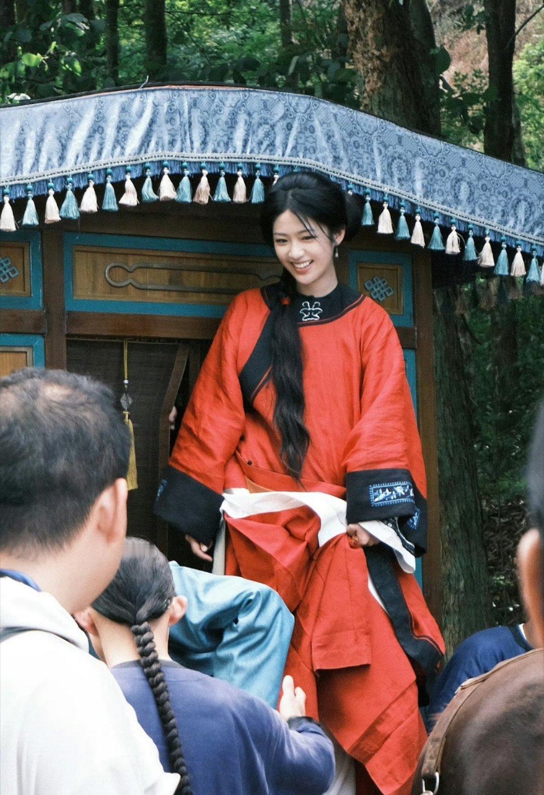 向涵之依梅活成了李成的样子 希望在另一个时空 依梅和李成还有孩子能够幸福的生活在