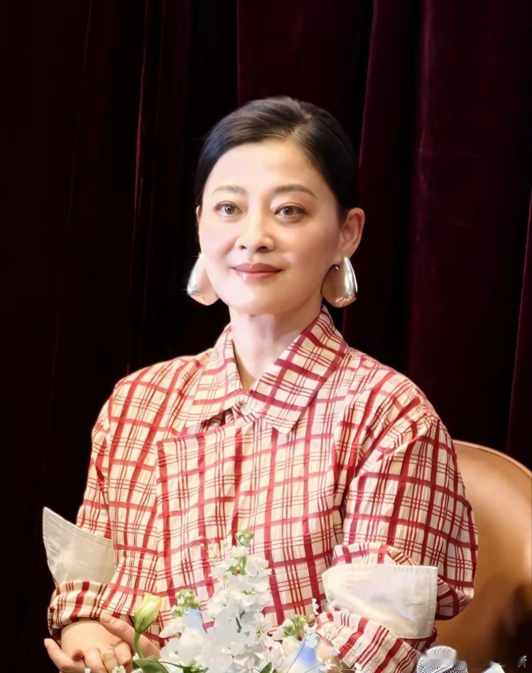 梅婷南京出席我的后半生粉丝见面会，50仍皮肤白嫩气质高贵典雅！ ​​​
