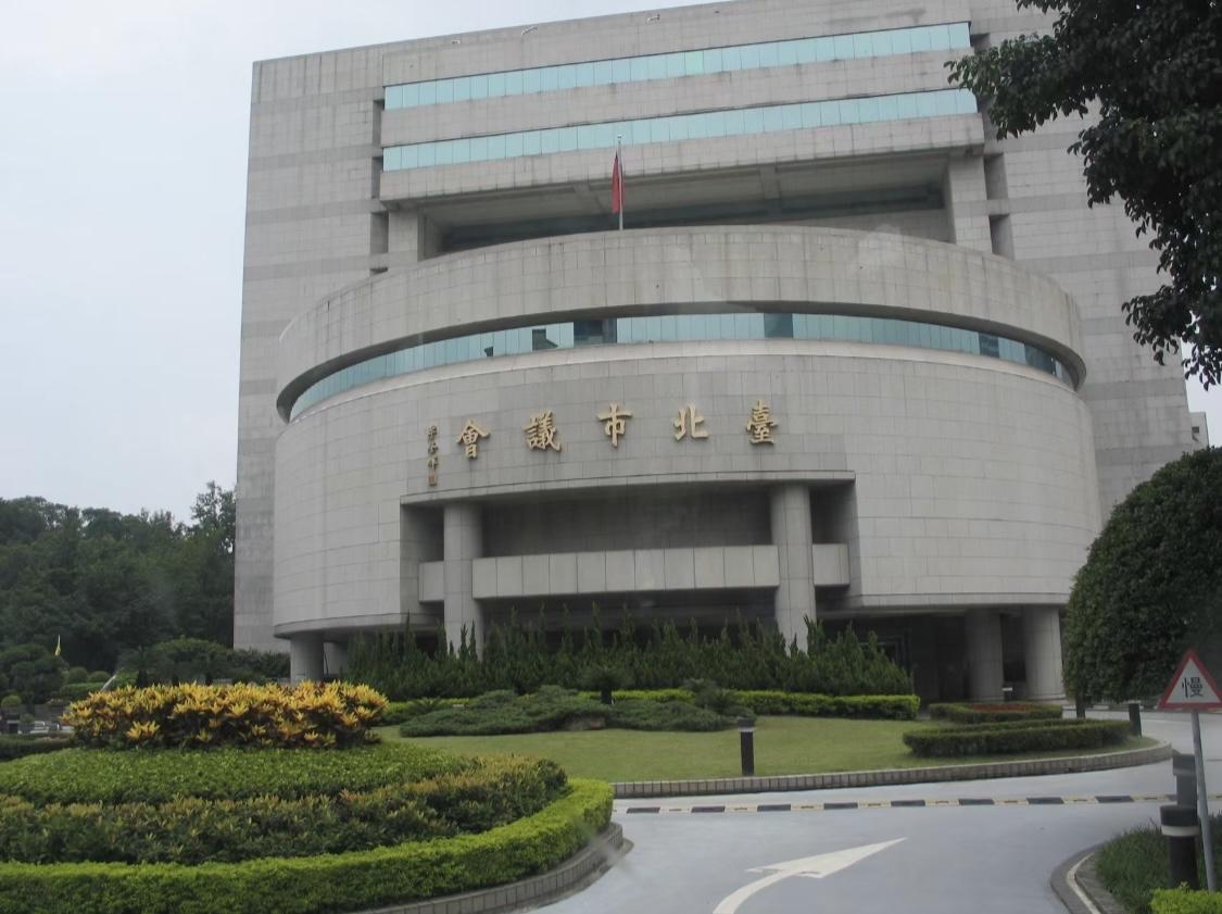 连水泥也无法改变烂泥模样

国民党主席早已不是风光大位，妥妥一个烫手背锅侠。

