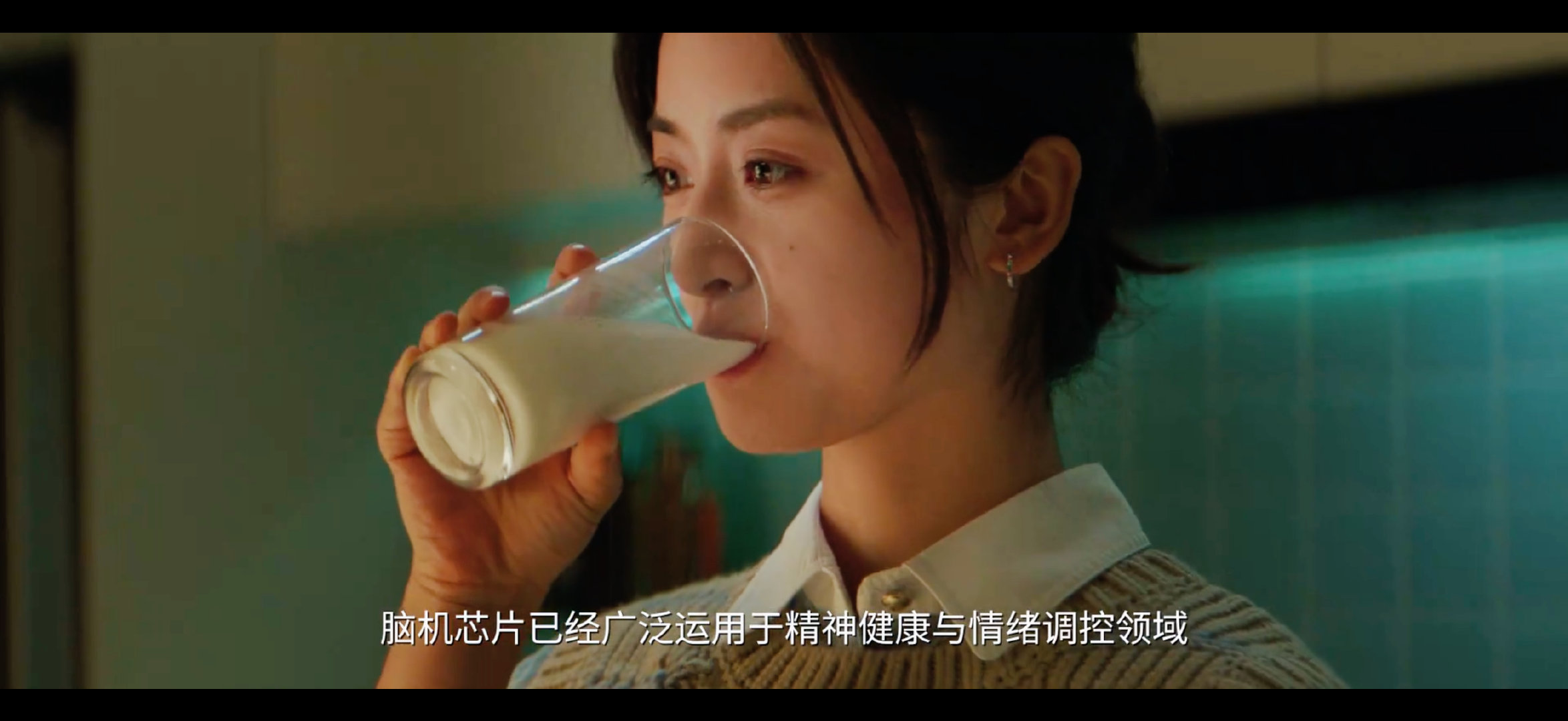 沈月给了自己一巴掌 没有预警，没有假戏，只有彻底投入的真情绪。演员与导演联手打造
