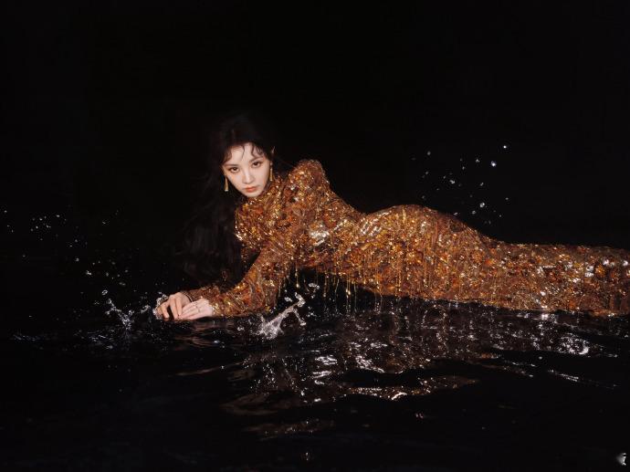 田曦薇星光大赏露背裙造型田曦薇金灿灿的一身鎏金裙裹满细碎光泽，露背设计衬出优越肩