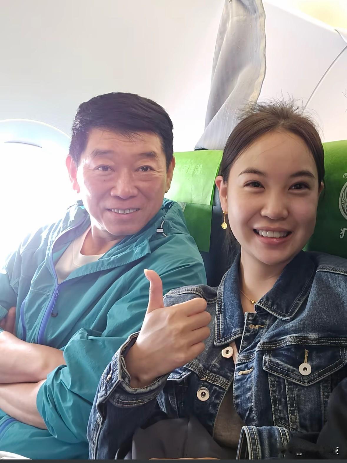 新婚夫妇乘坐飞机经济舱偶遇千亿总裁魏建军，针对网友质疑博主回应了。博主表示，因为
