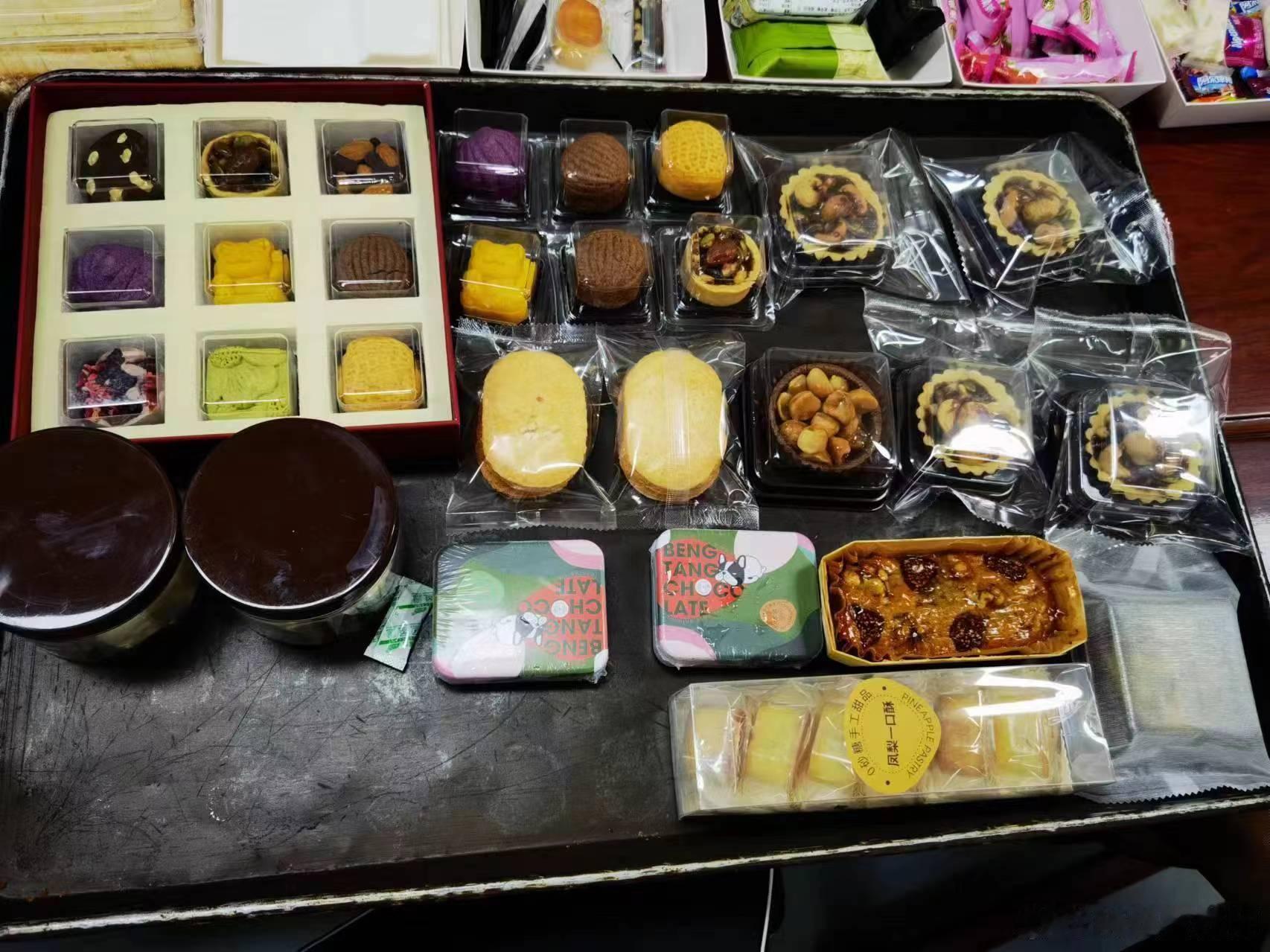 今天吃了一下午了，晚上不吃了，有的时候这种工作也是折磨人啊，每样尝一口，我就差不