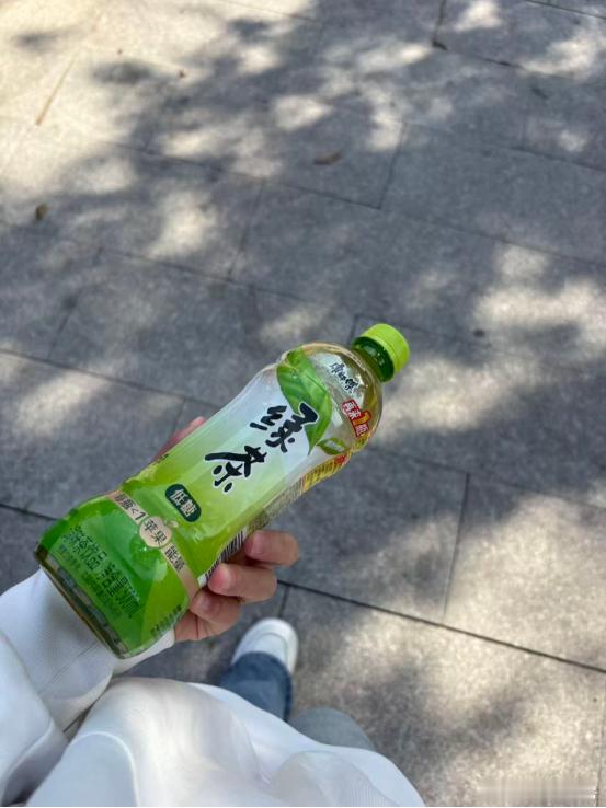 现在我的快乐密码彻底被康师傅绿茶破解了，开盖中奖的幸福感，真的谁体验谁知道～康师
