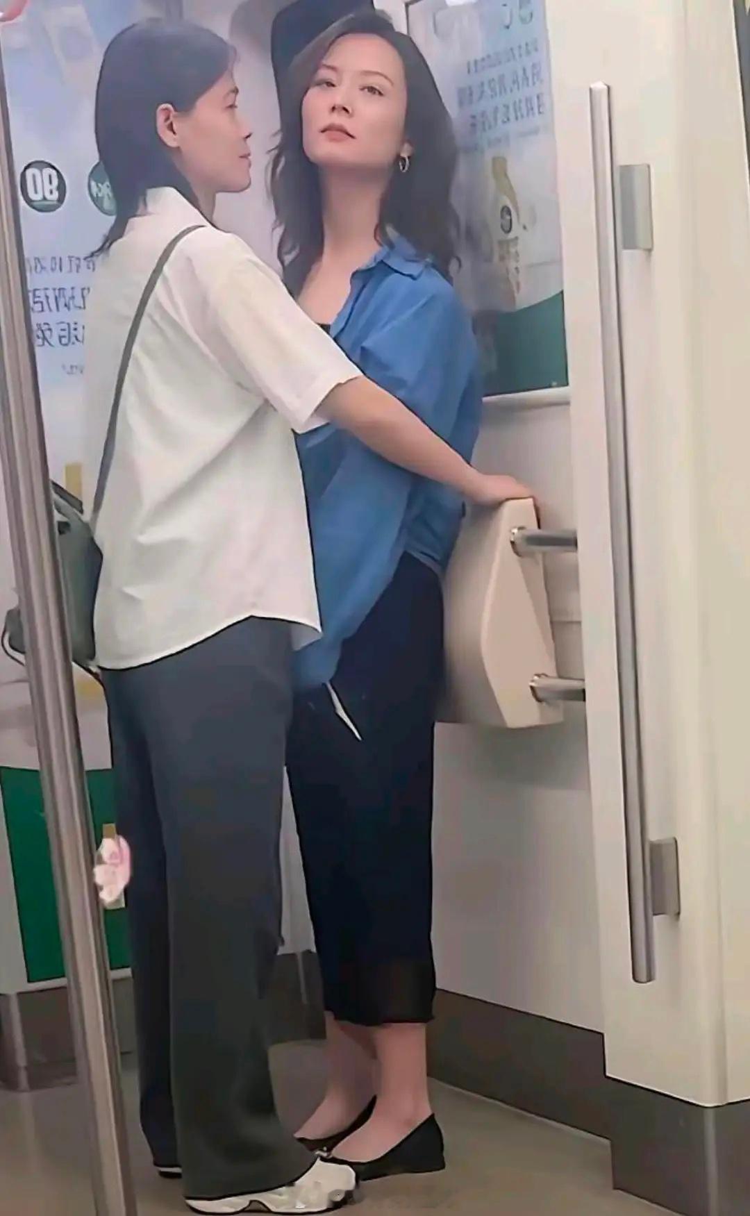 左边这个女的她想干啥啊？好奇怪🤔 