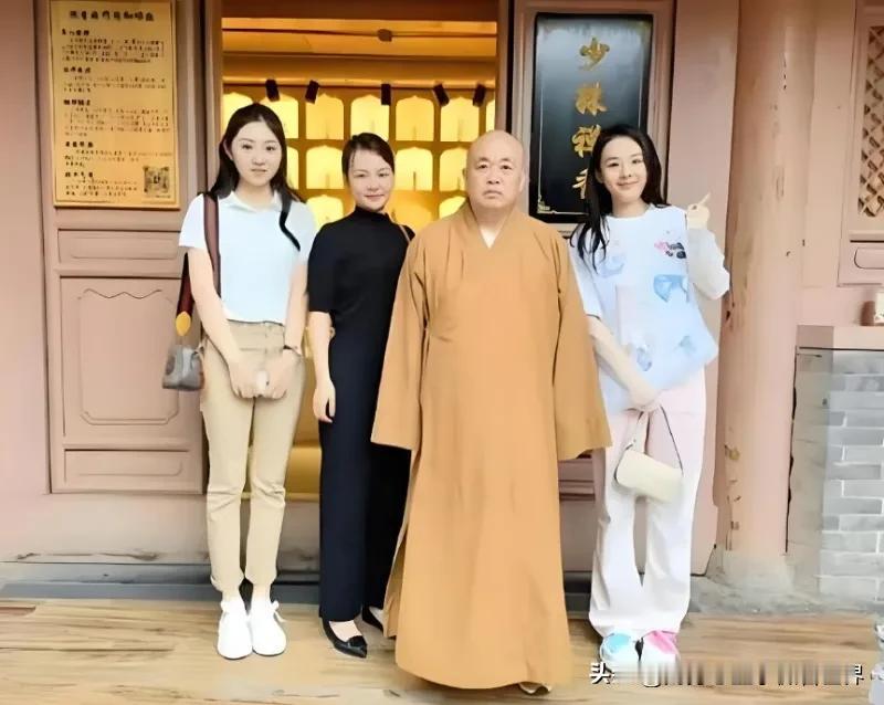 谁能告诉我这些女人都图了释永信什么了？你说图人吧，这位大和尚看起来就是五大三粗，