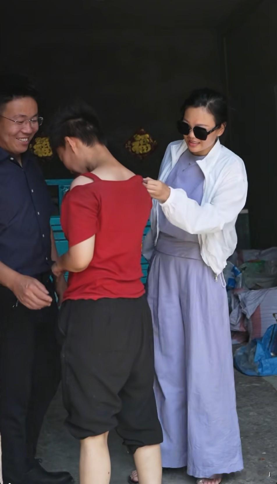 梦秋眼里只有亮哥，跟热恋期的小女孩一样