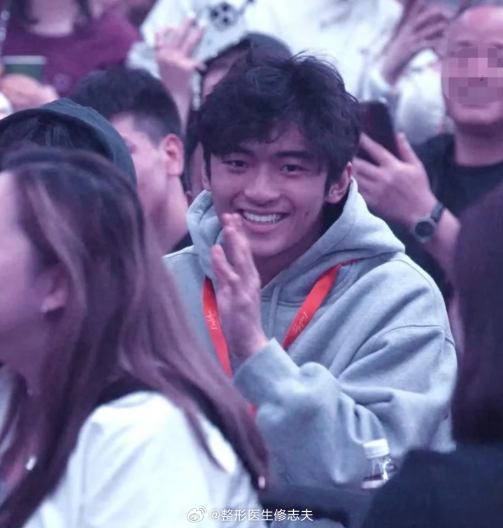 张柏芝与谢霆锋的大儿子LUCAS，有网友说很帅，也有说连班草都排不上，以你们的审