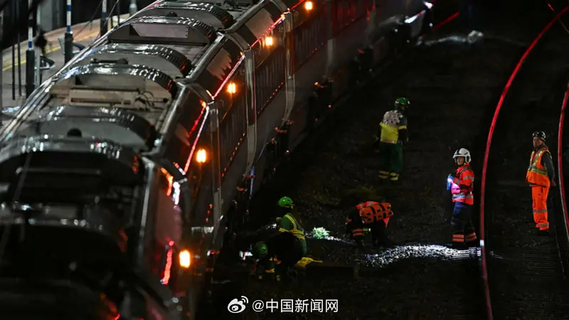 【 当地时间11月1日，英国一火车行至剑桥郡亨廷登附近时发生持刀行凶事...