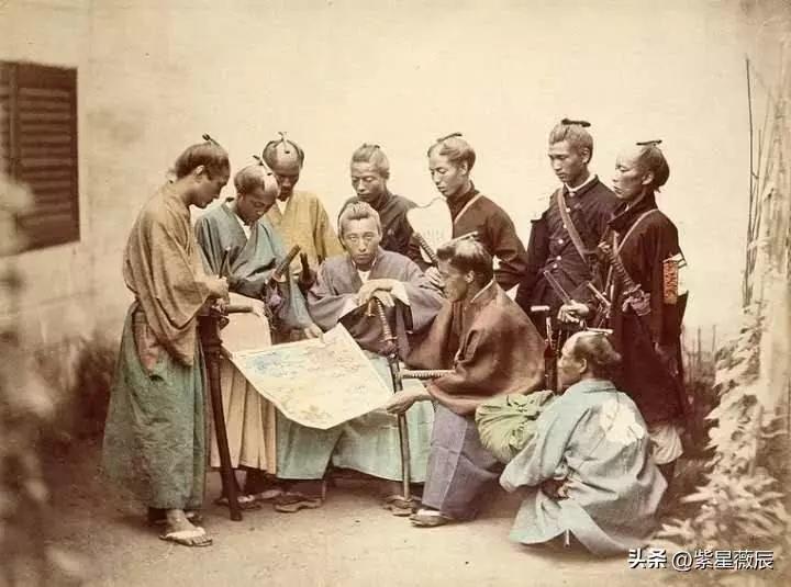 日本大文豪弃文从医治死3万日军，
但他干的事可太坑了。当时日本陆军被脚气病困扰，