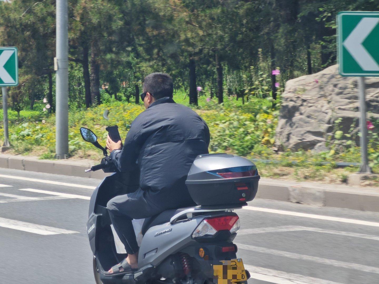 四环主路，不戴头盔，单手扶把，玩着手机，我80km/h，大哥把我超了…这不害群之