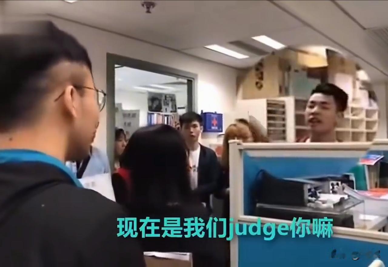不是，在中国不学普通话学什么？香港学生因不满普通话考试大闹老师办公室
首先声明，