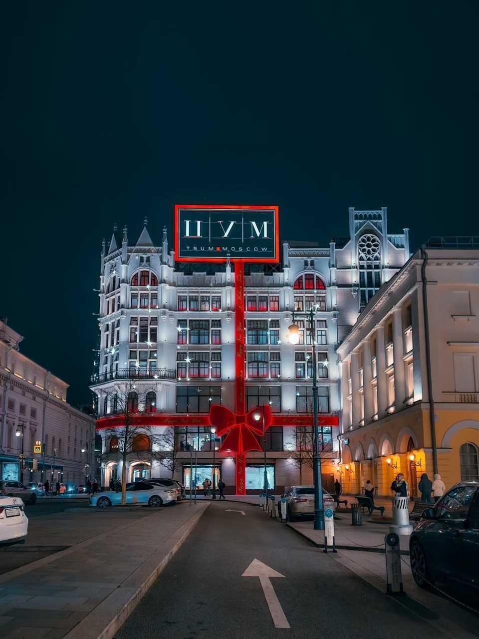 莫斯科市中心商场已经开始准备新年大促销了，彩灯和摆件已经放置在橱窗边上。海外新鲜