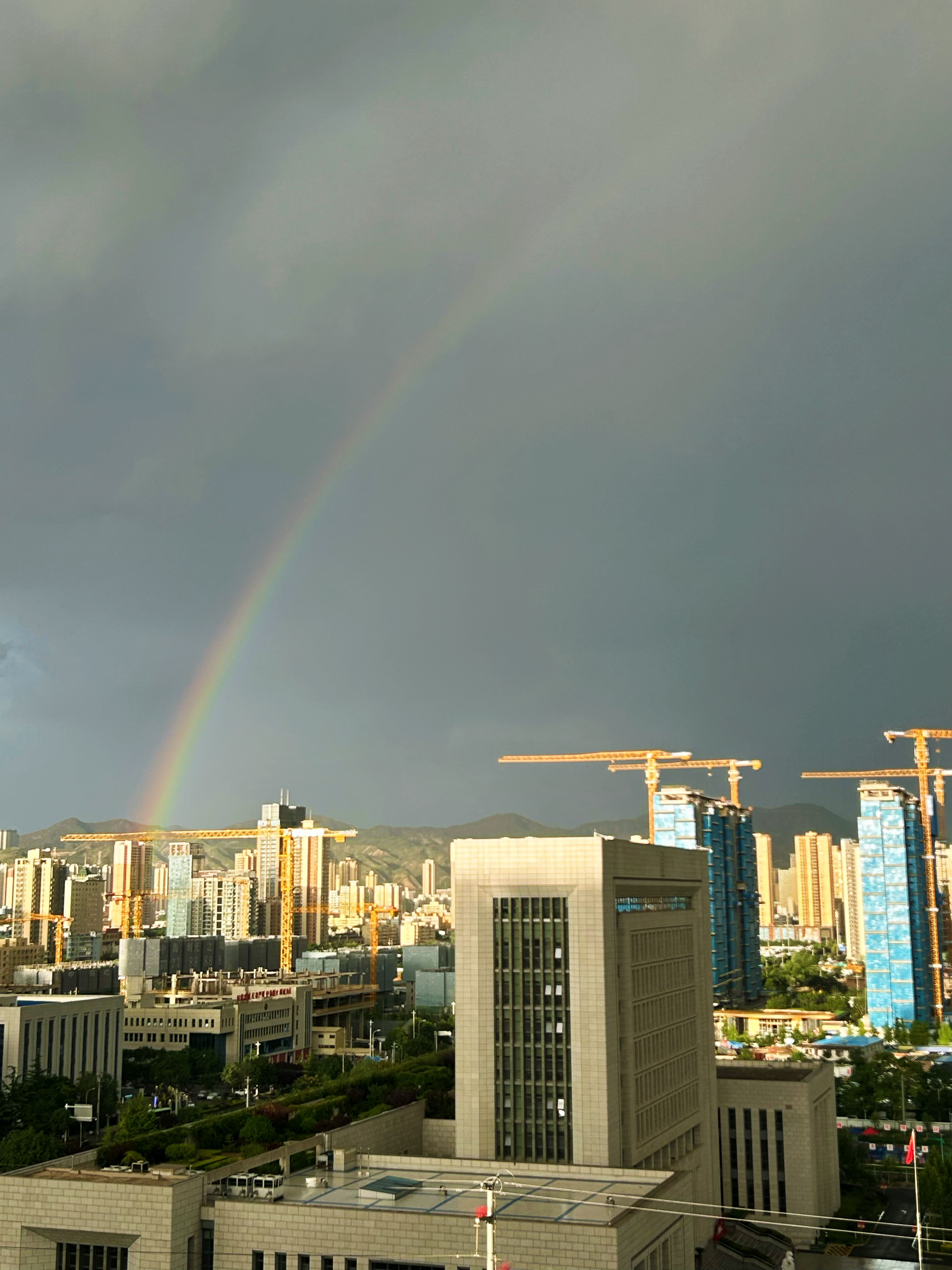 雷阵雨后的彩虹 