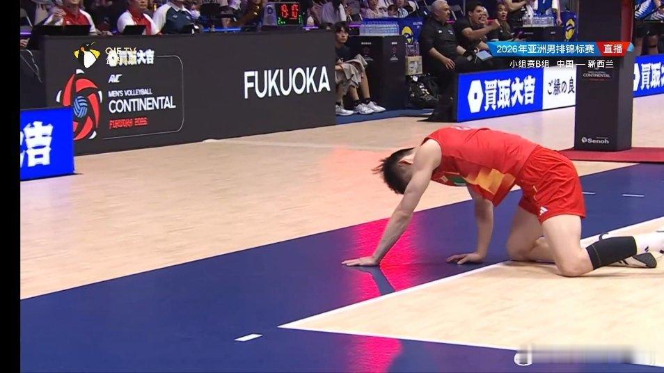 李磊一传也飞，扣球也砸不下去，接着被拦了，确实是弱了。中国男排vs新西兰男排20