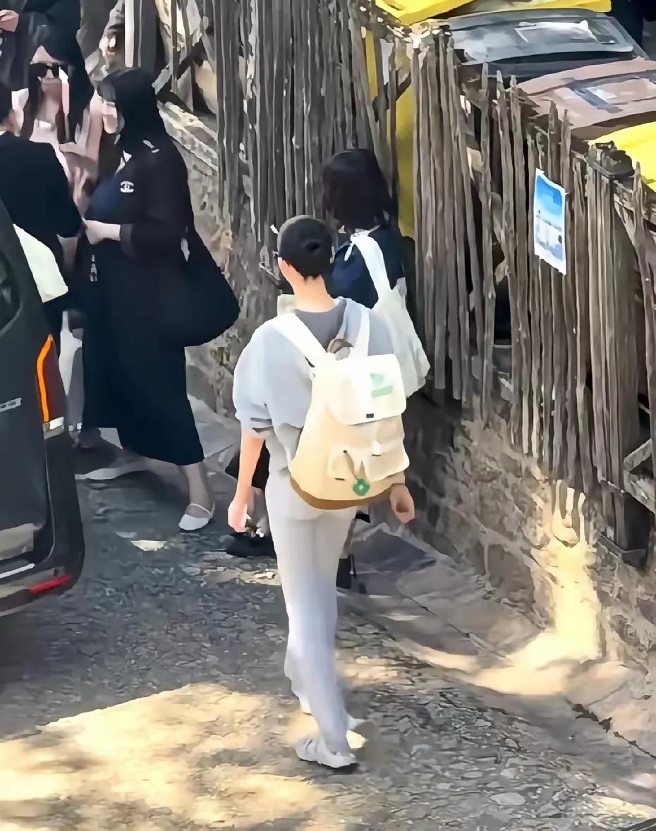 梁安琪对奚梦瑶是真的很照顾的，生了两个孩子也不让奚梦瑶亲自照顾，允许奚梦瑶说走就