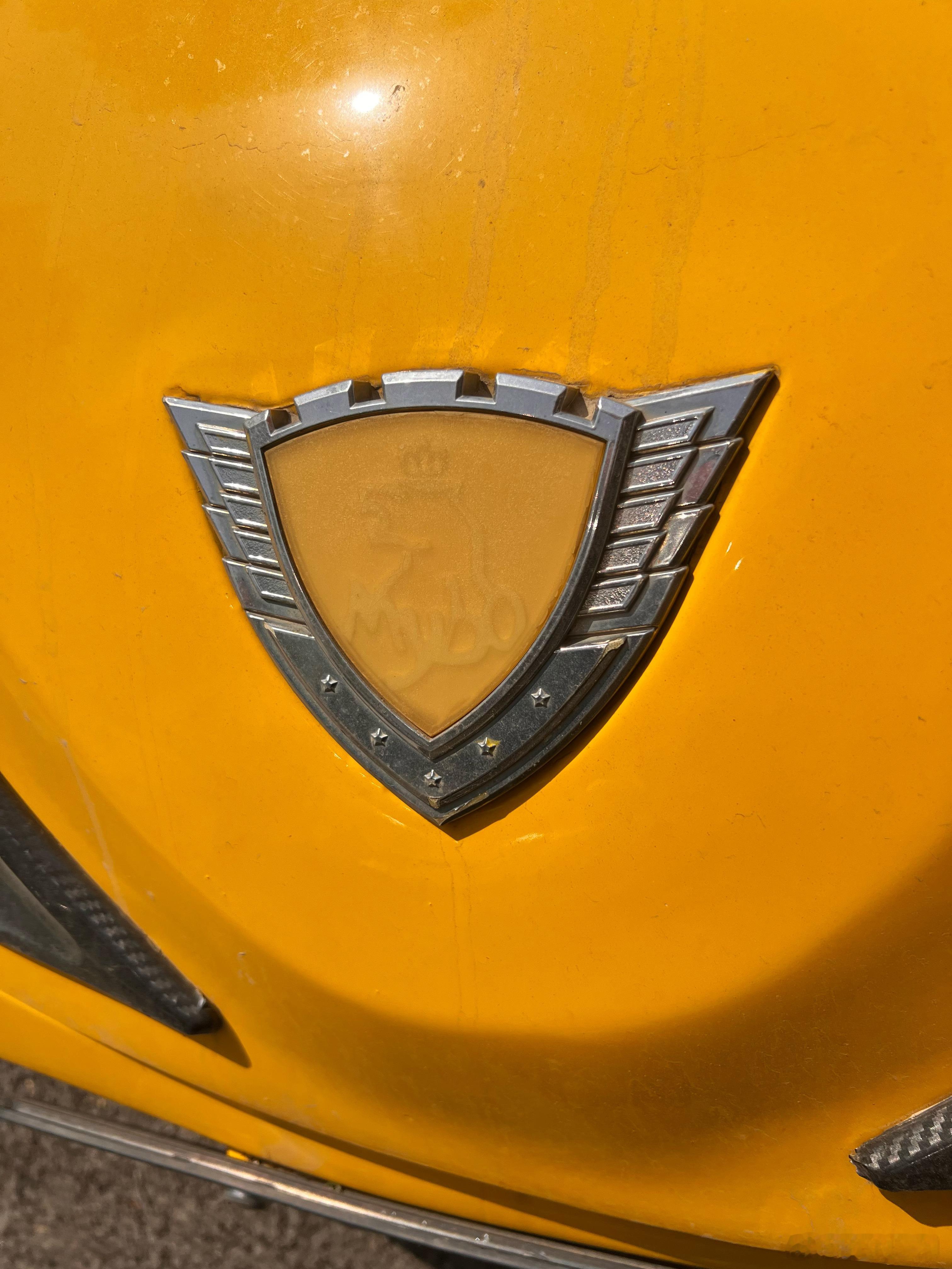 昨儿偶遇的，还活着的吉利-中国龙！这车造型比前身美人豹更放飞自我，这俩鼻孔真是绝