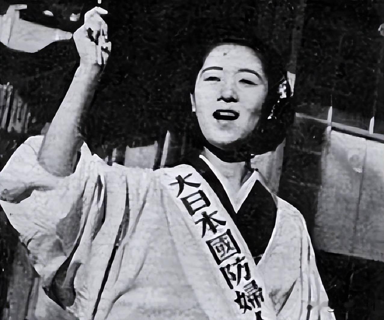 井上千代子，本是日本侵华战争中被军国主义扭曲的牺牲品，却一度被日本军国政府包装为