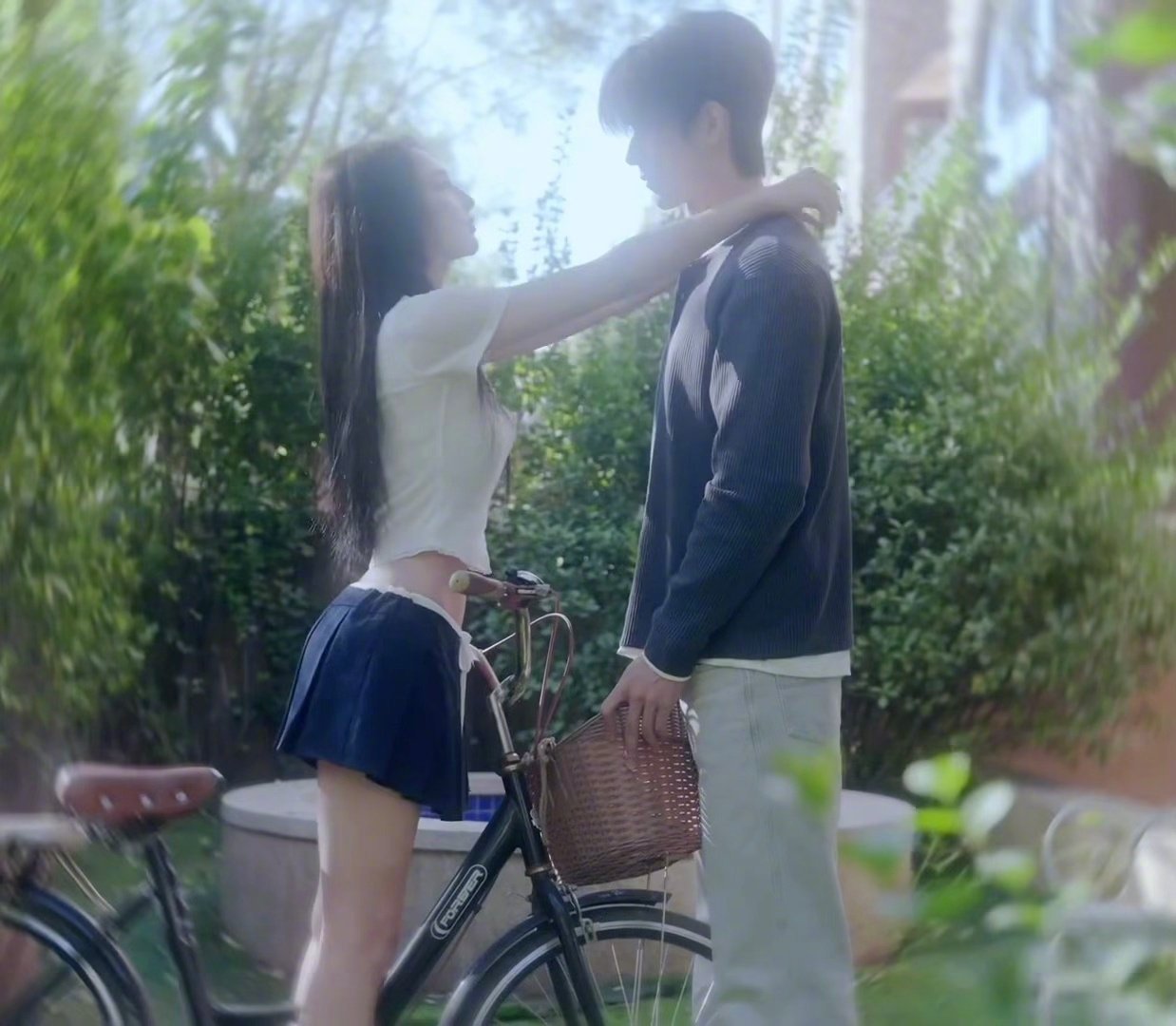 蛙趣彭小苒的腰就这么薄薄一片。身材管理好这个视频被施魅术了所有点开的人都会被彭小