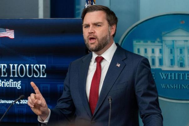 美国副总统万斯，因为反对跟伊朗开战，现在已经被踢到一边去了……

就在外面炮火连