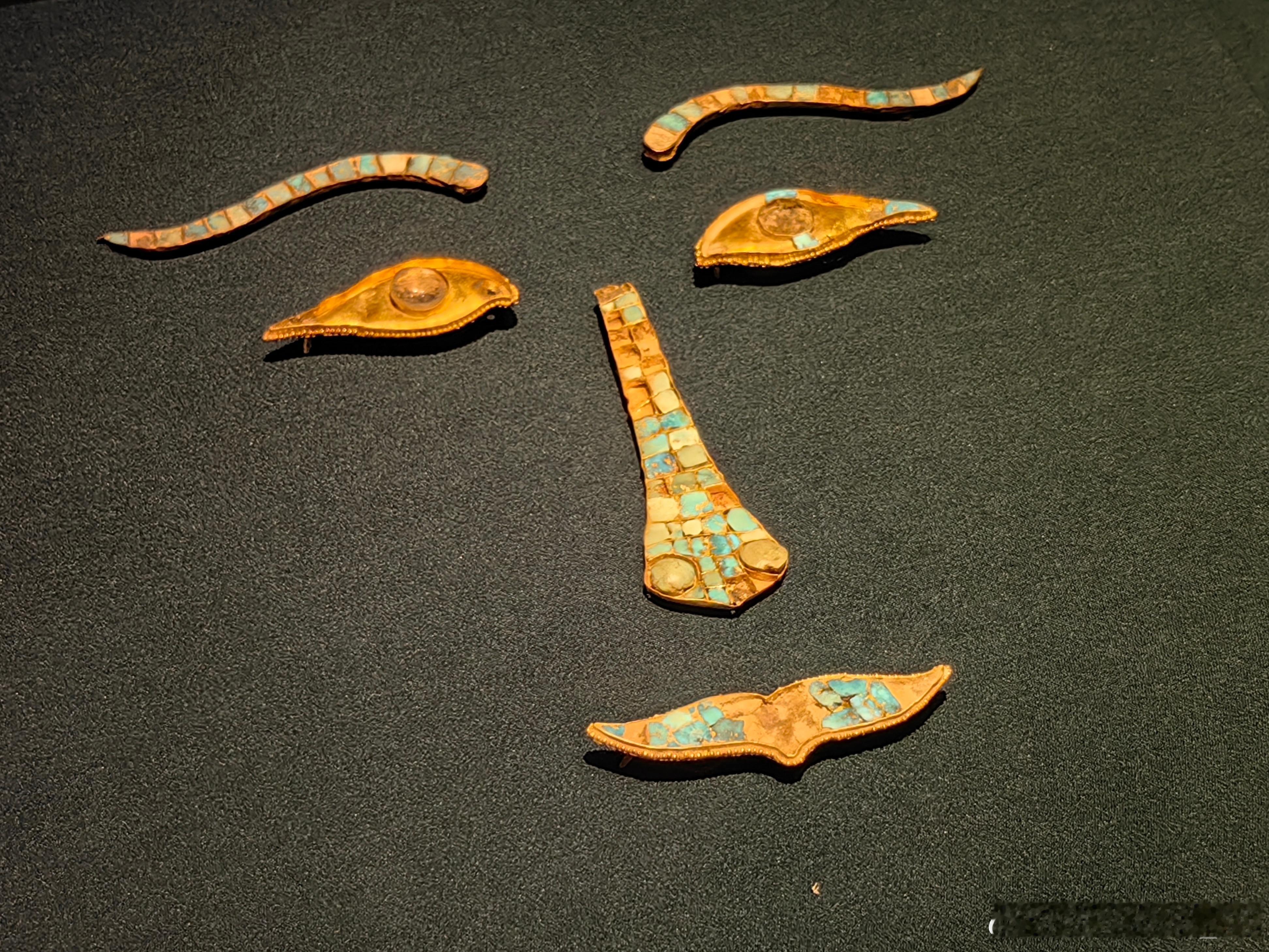 黄金缕-香港故宫文化博物馆藏古代金器 嵌宝石覆面｜吐蕃 （7-9世纪）覆面眉毛形