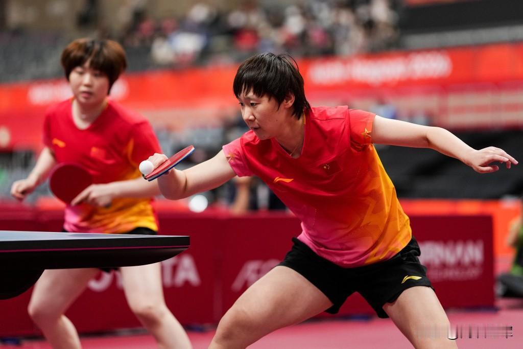 4-0横扫日本组合！国乒女双夺金，一度打出11-0。张本智和兄妹确实厉害，不过中