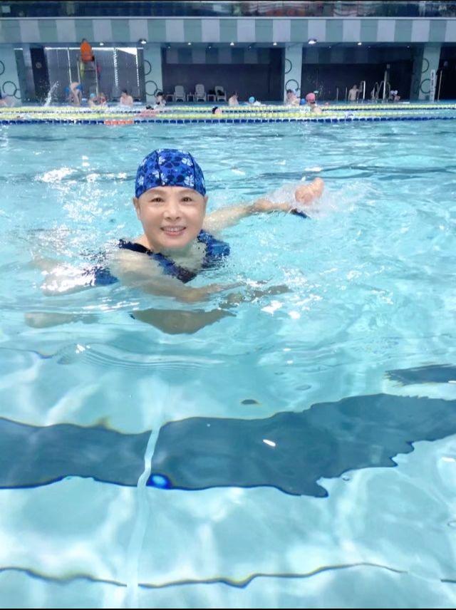 泳池畔的坚持
 
夏日的阳光透过游泳馆的玻璃，洒在波光粼粼的池面上，我站在泳池边