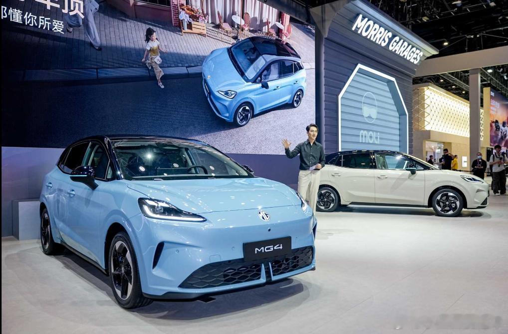 MG4改款这新车色是真好看吧，感觉冰晶蓝+黑车顶不仅精致感上来了，还有点运动的感