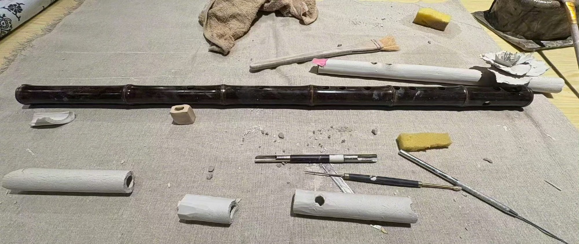 易烊千玺还是忘不了月光下的凤尾竹易烊千玺隔着屏幕把水吹开了 易烊千玺亲手自制笛子