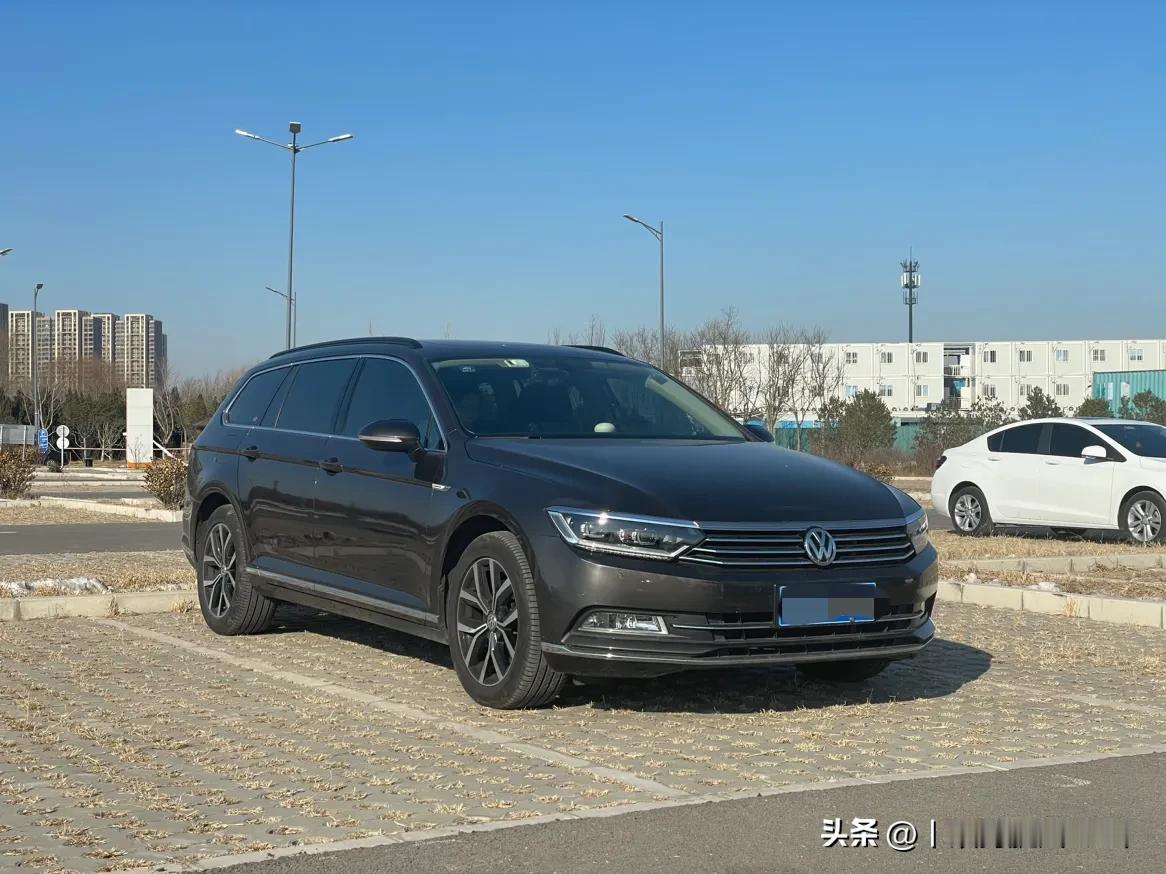 跑了10万公里的进口“帕萨特〞，油耗和动力一如既往地给力，大脚油门提速的换挡动作