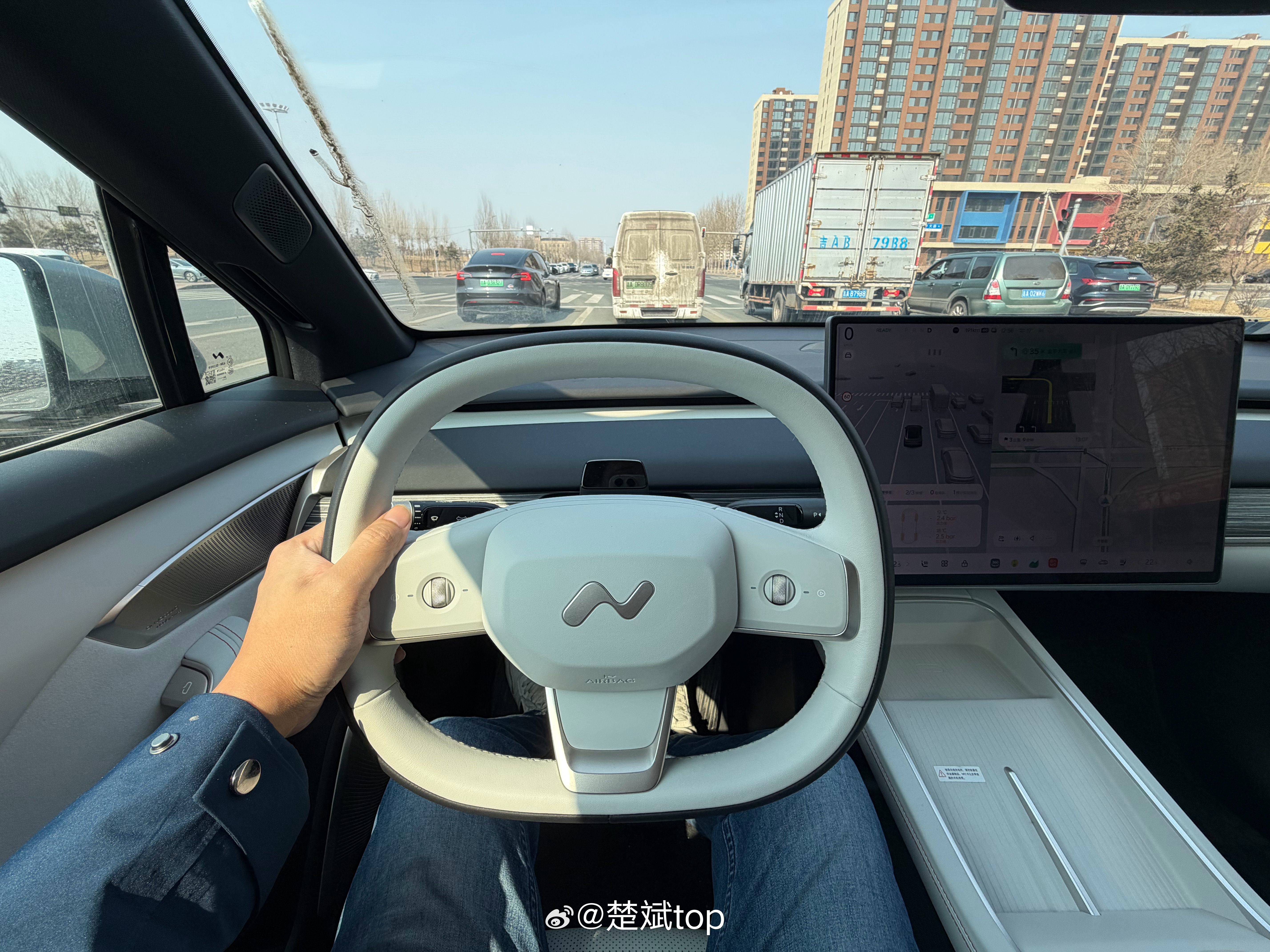 油价涨了，今天开纯电车出门，乐道L60放了一整个冬天没动过。 