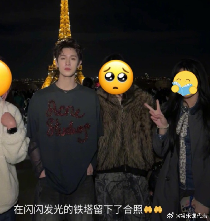 李昀锐巴黎铁塔和网友合影 有网友在巴黎铁塔偶遇了，小林还和网友合影了，这模糊的画