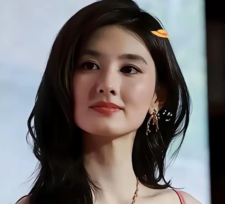 巧了。8月26号凌晨，狗仔刘大锤甩出一段视频：包贝尔深夜进了红发女子的酒店房间，