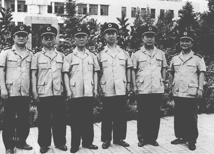 1992年8月18日，中央军委副主席刘华清上将到总参炮兵部机关视察。
图为刘副主