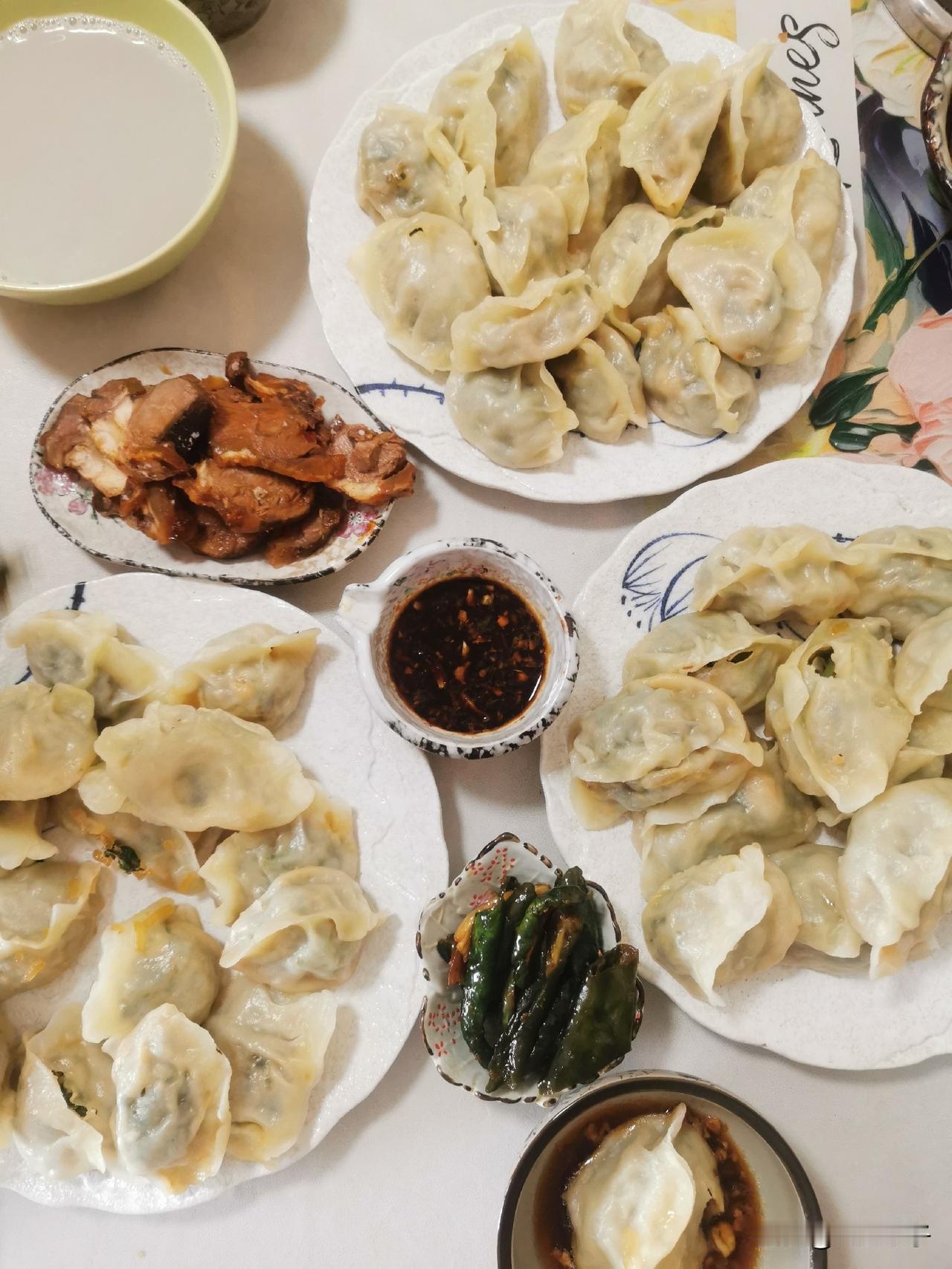 今天早上起床，用半个多小时的功夫，包40多个大蒸饺，一锅三屉，蒸三大盘子。

前