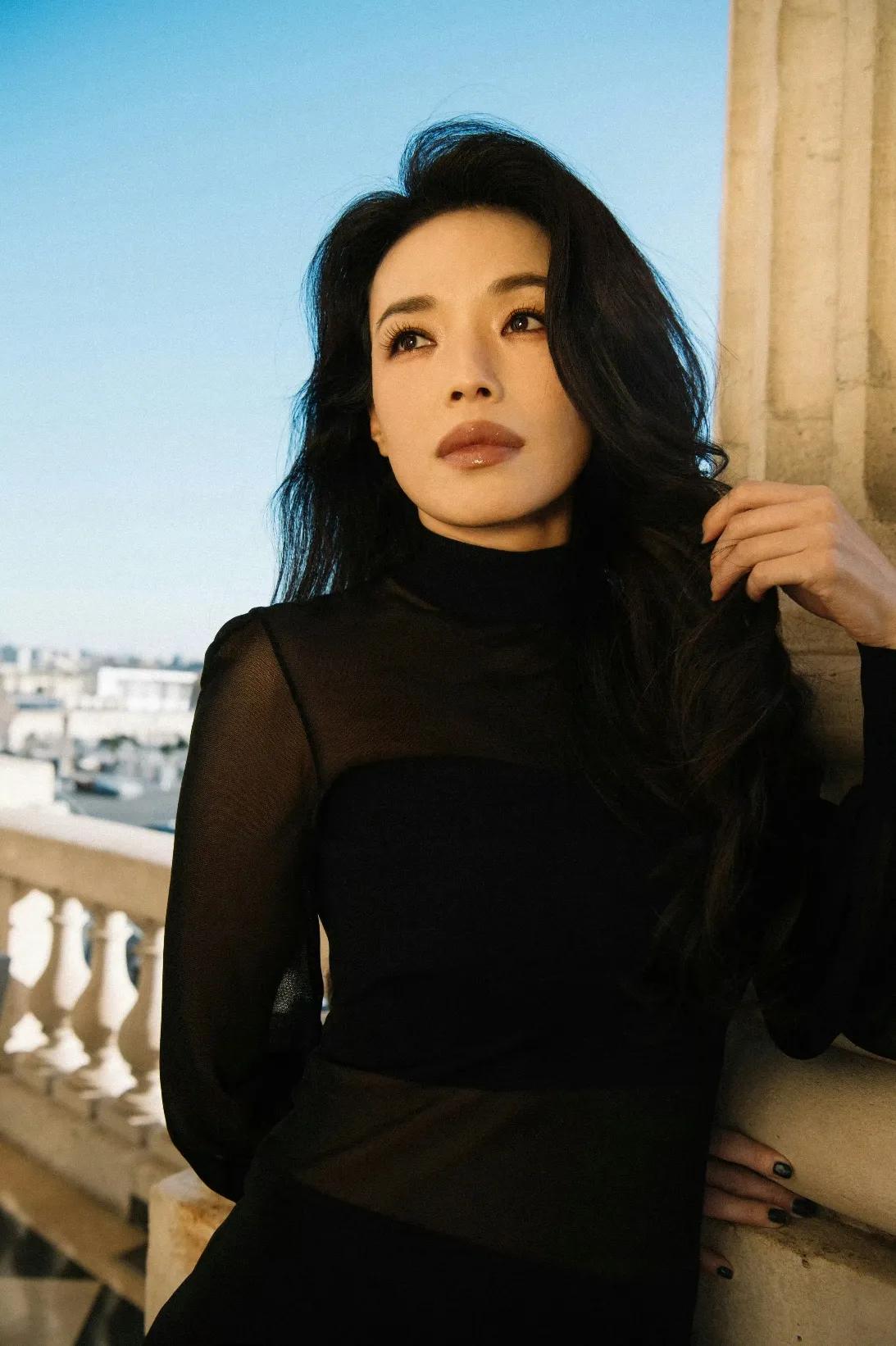 舒淇亮相巴黎时装周逆生长女神再次惊艳全场!北京时间2025年3月6日，巴黎时装周