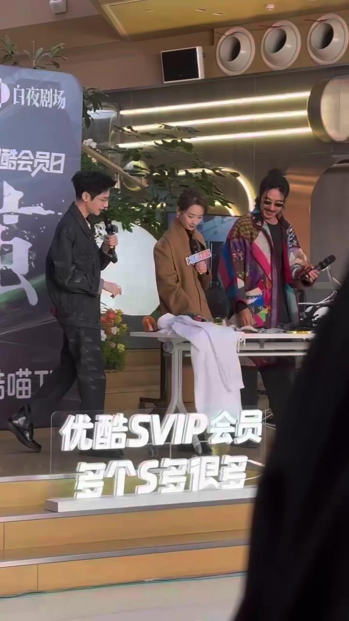 罗云熙用江奇霖眼镜照镜子 哇塞，罗云熙在扫楼现场拿江奇霖眼镜当镜子调头饰，江奇霖