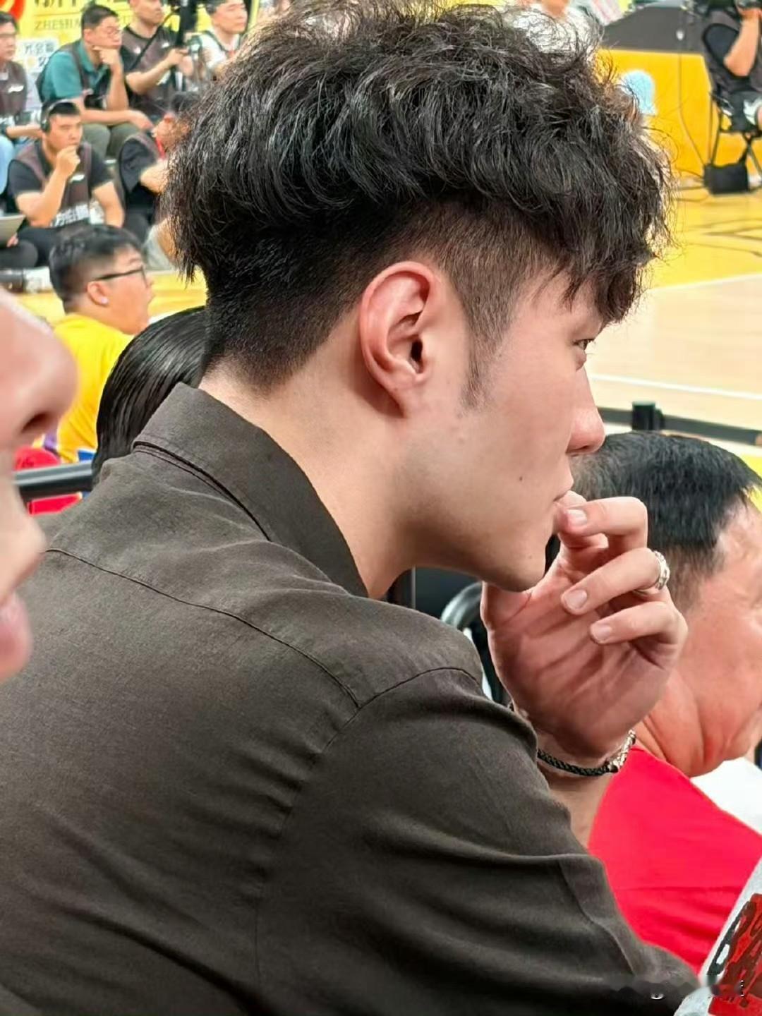 深圳男篮的王浩然真心不错！
联赛结束的几天假期，还专门跑到杭州去看CBA总决赛。