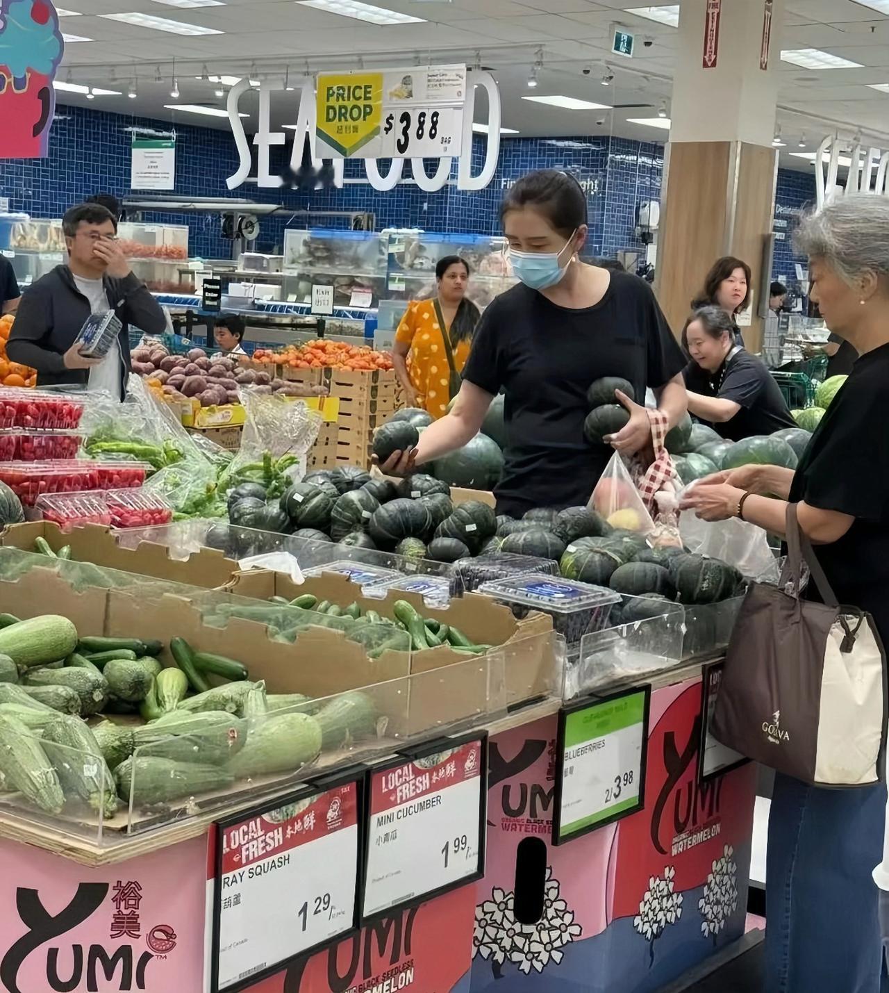 近日，有网友在温哥华偶遇王祖贤，她在超市蔬菜区域的画面。

王祖贤身穿黑色上衣和