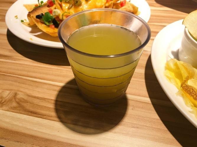 去男友家吃饭，因为口渴先喝了一口饮料被对方大姑教育了，说大家都没举杯，我怎么能先