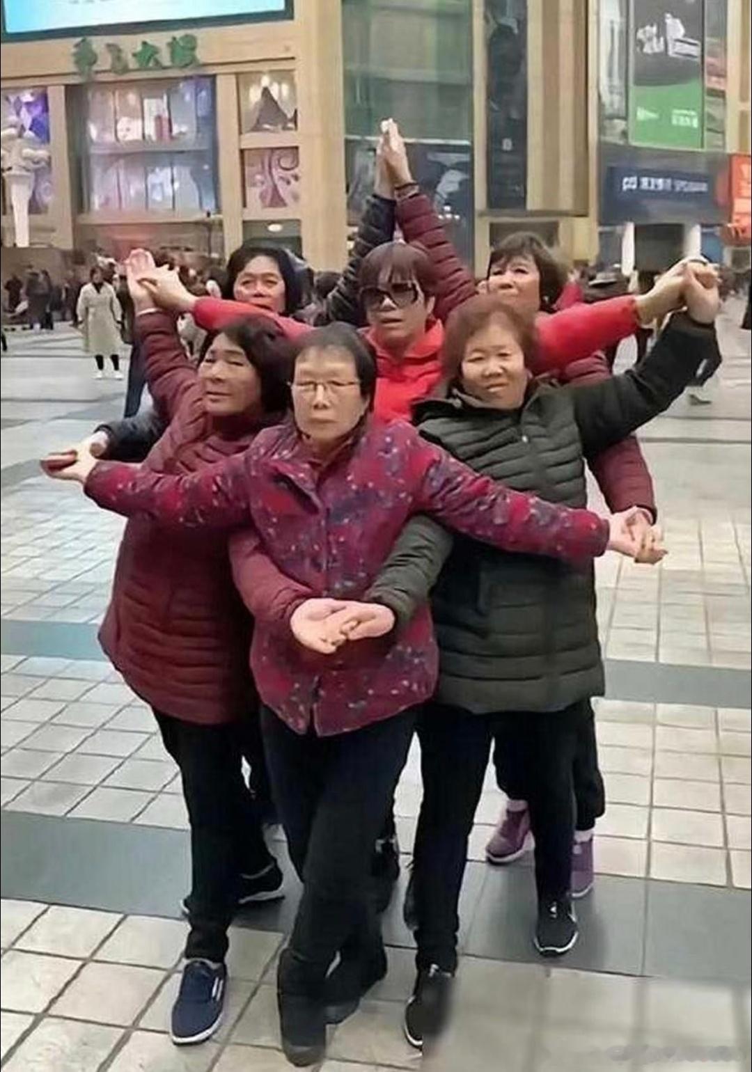 赖子现在走夕阳红风了 （表情都能对上） ​​​