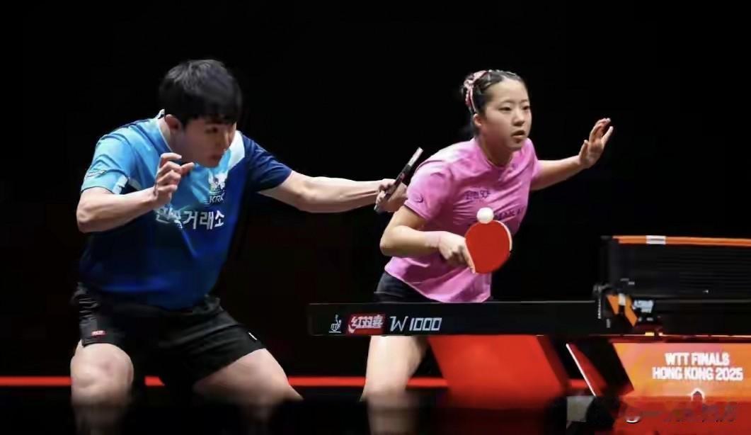 随着韩国组合林钟勋/申裕斌3-0横扫西班牙组合罗伯勒斯/肖瑶茜锁定小组第一，WT