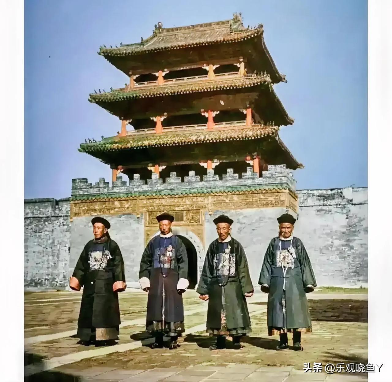 这才是清朝真实的官员，这不是演戏，也不是某电视剧中光鲜亮丽的演员，而是晚清时期盛