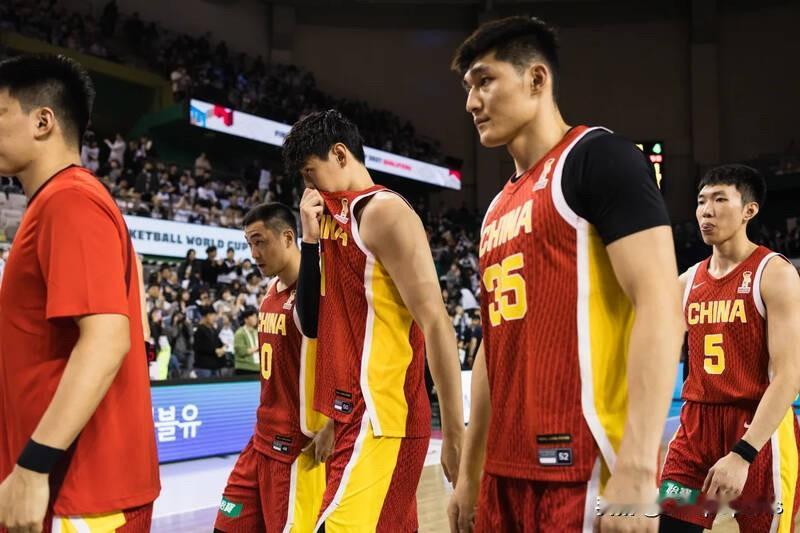 中国队日前在主场输球后，昨天来到客场更是一路挨打，一度陷入32分大幅落后，终场以