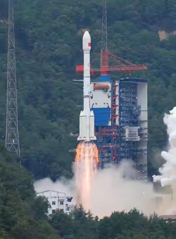 今日头条百态众生，
大千世界尽其阅览。
国际风云变幻莫测，
科学复兴国富民强。