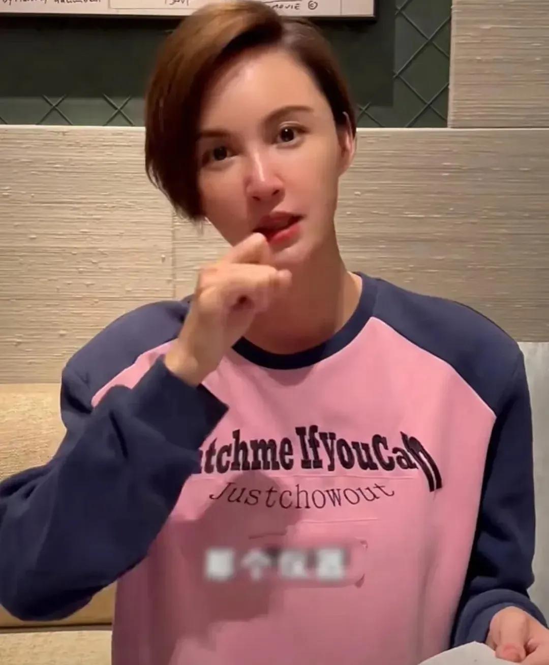 张歆艺瘦身成功，短发造型亮相判若两人！

就说张歆艺怎么忽然变得这么瘦了，不怪网